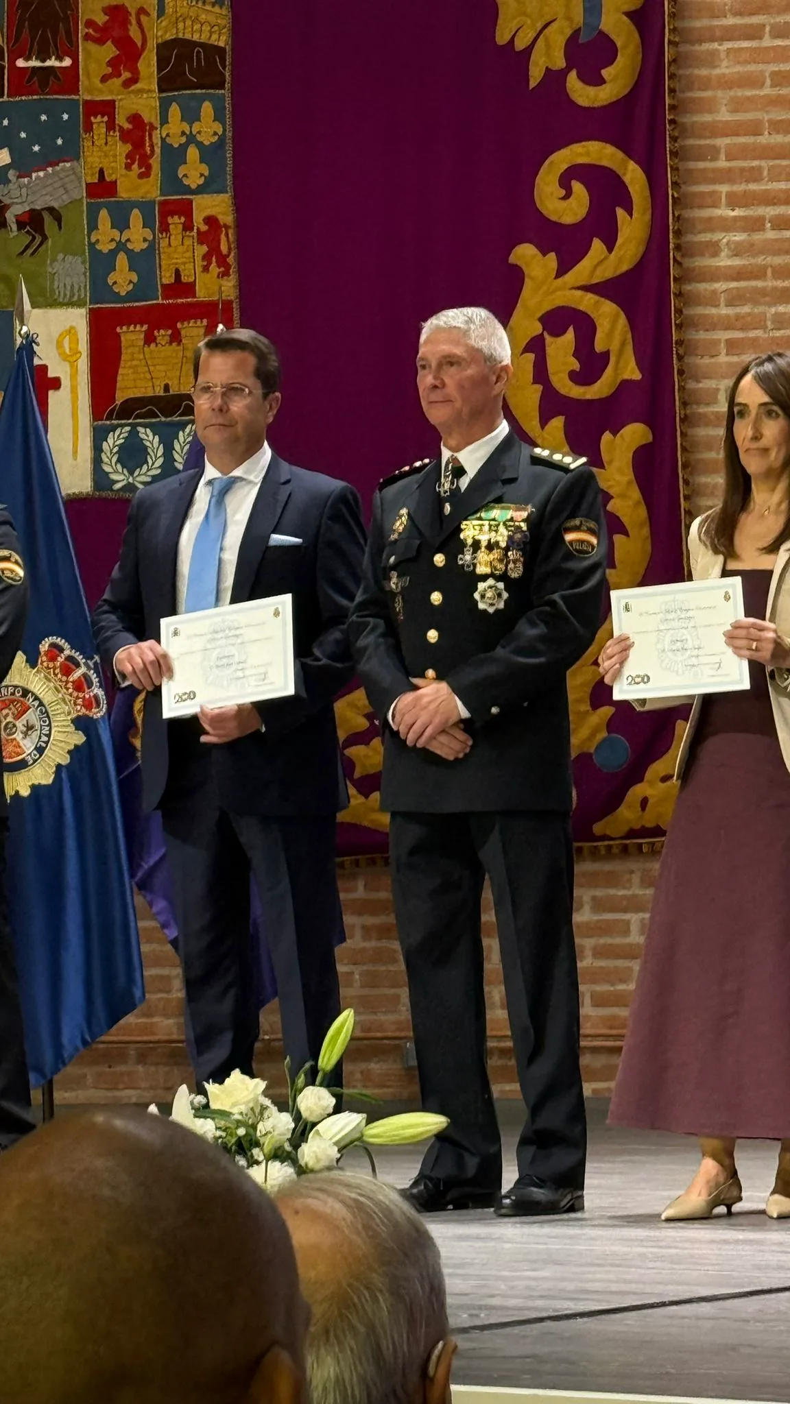 Entrega del diploma a D. Remy José Halluin en la Comisaría Provincial de Guadalajara